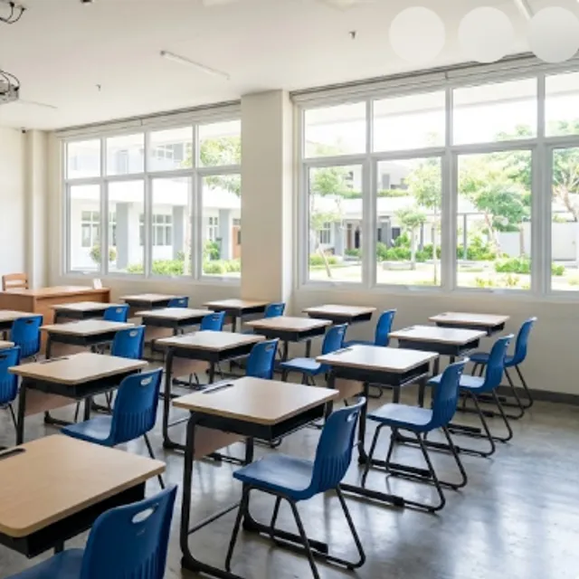 Ruang kelas SMA yang rapi dengan papan tulis dan proyektor