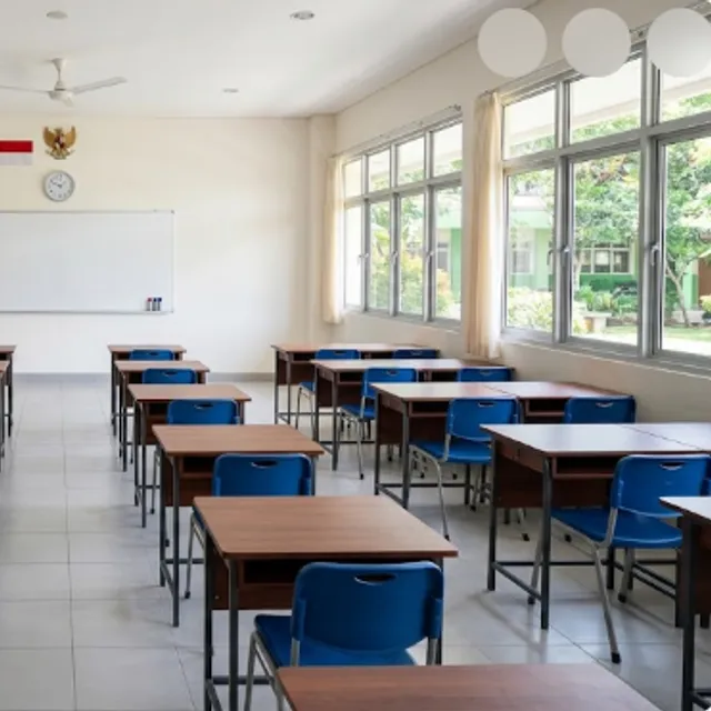Ruang kelas SMP yang rapi dengan deretan bangku dan papan tulis